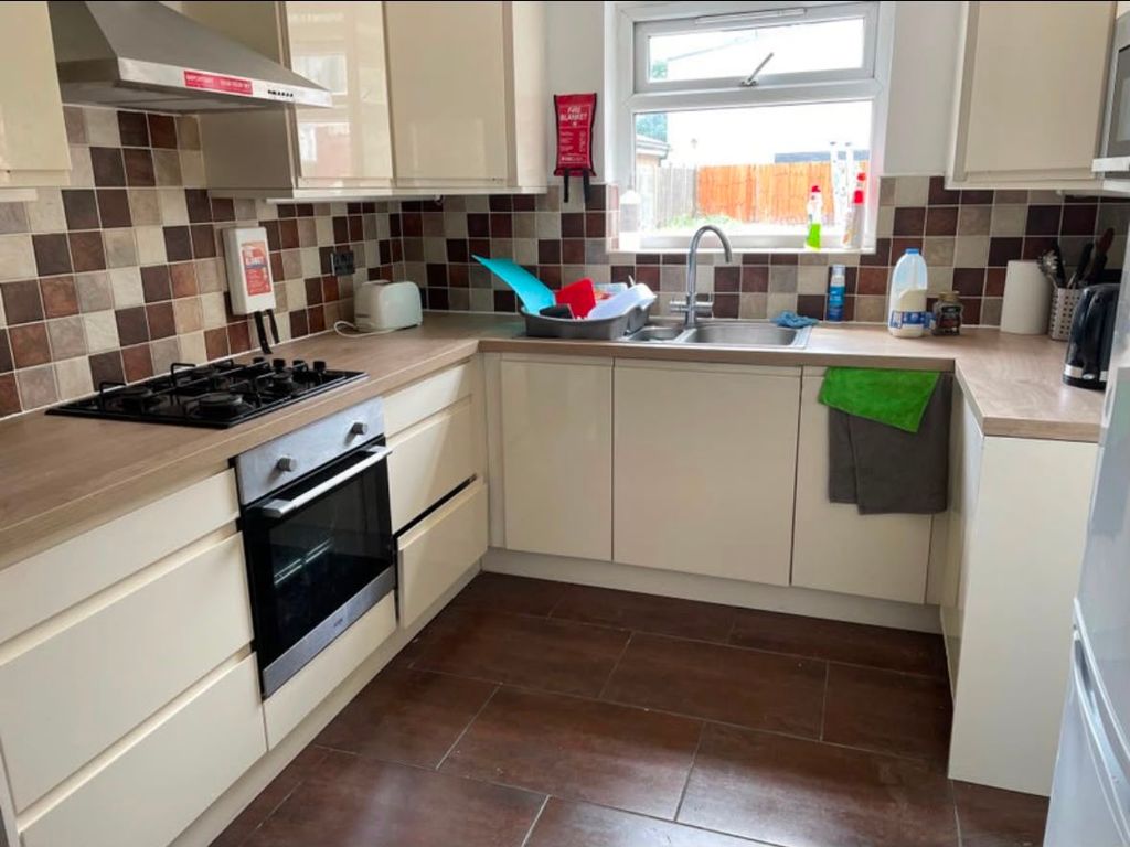 Room to rent, Brownhill Road, London SE6 photo 2