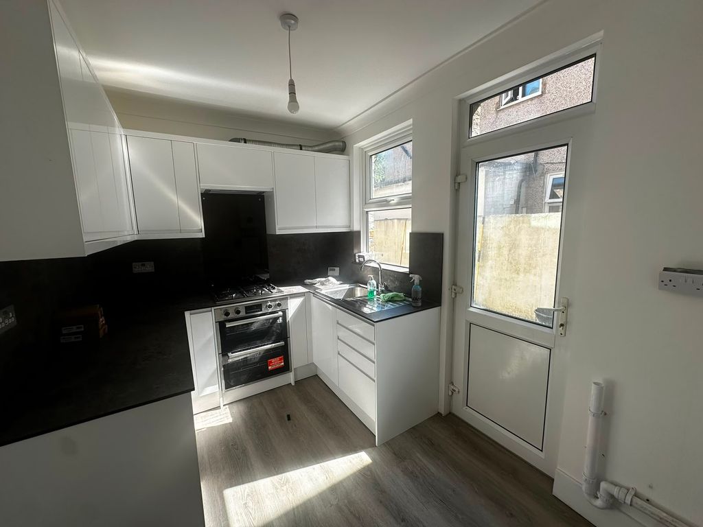 2 bed terraced house to rent, Brownhill Road, London SE6 photo 15