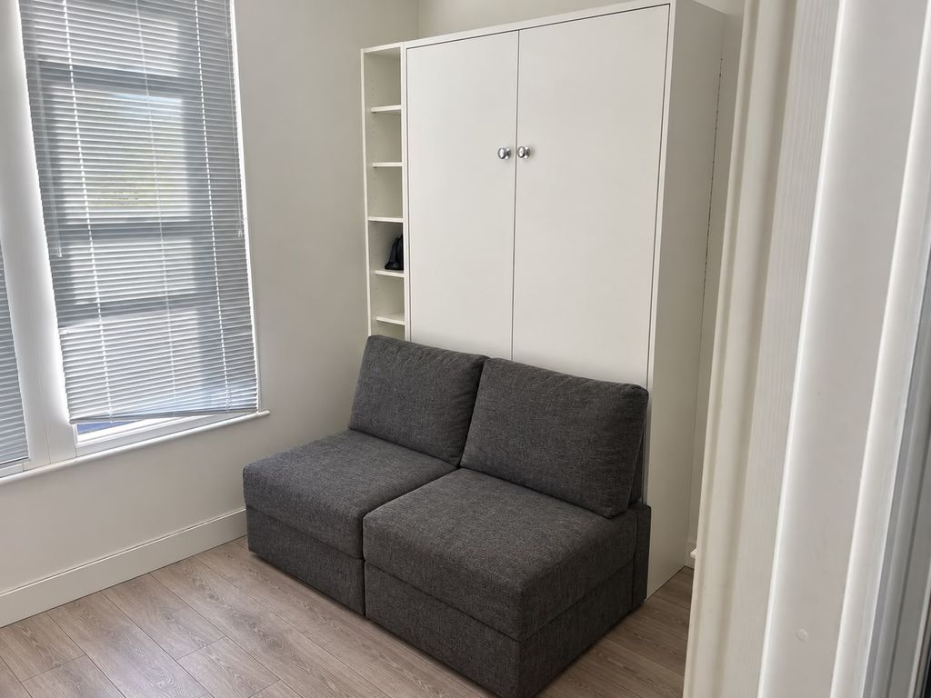 Studio to rent, Gilmore Road, London SE13 photo 3