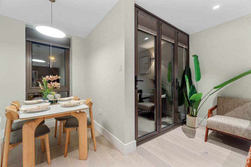 2 bed flat to rent, Evelina Road, London SE15 photo 2