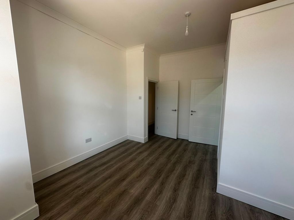 2 bed terraced house to rent, Brownhill Road, London SE6 photo 10