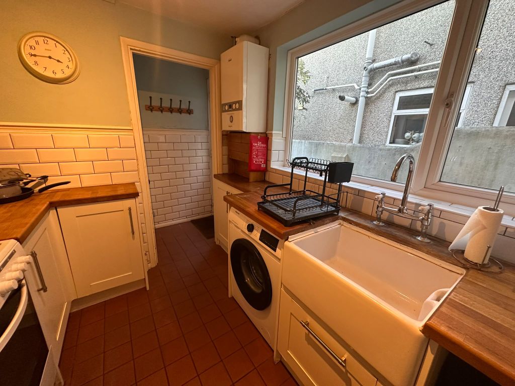 4 bed terraced house to rent, Watling Street, Stone DA2 photo 8