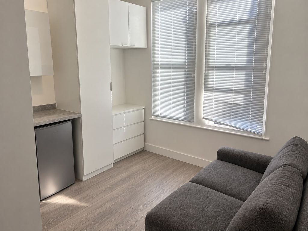 Studio to rent, Gilmore Road, London SE13