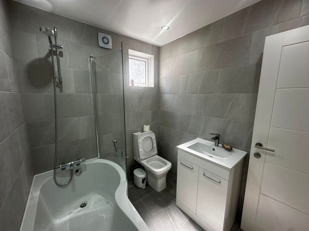 2 bed terraced house to rent, Brownhill Road, London SE6 photo 12