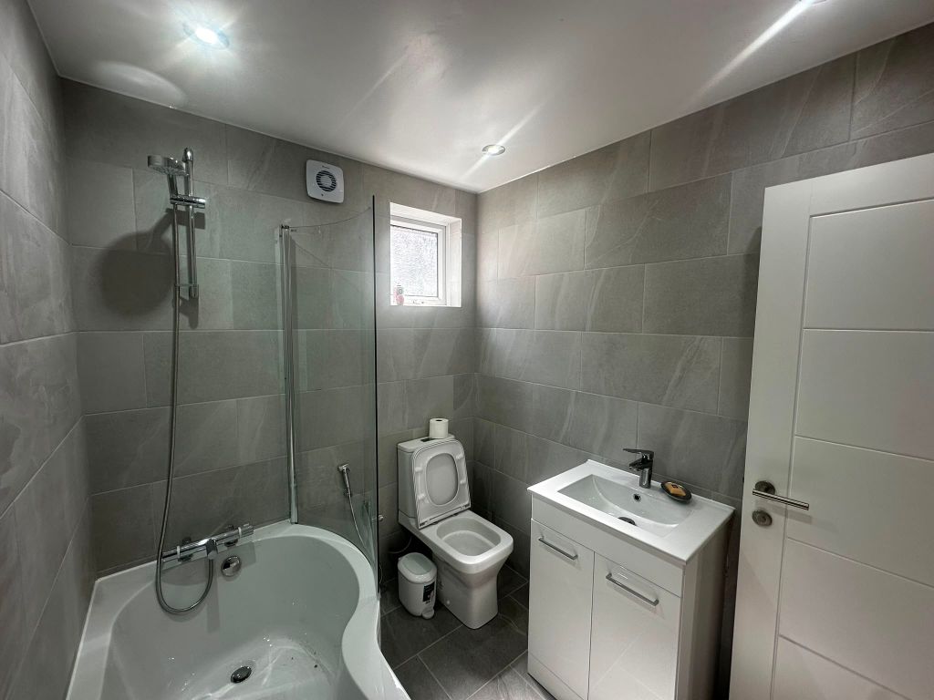 2 bed terraced house to rent, Brownhill Road, London SE6 photo 19