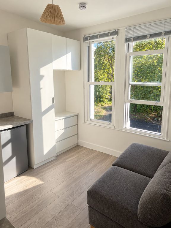 Studio to rent, Gilmore Road, London SE13 photo 2