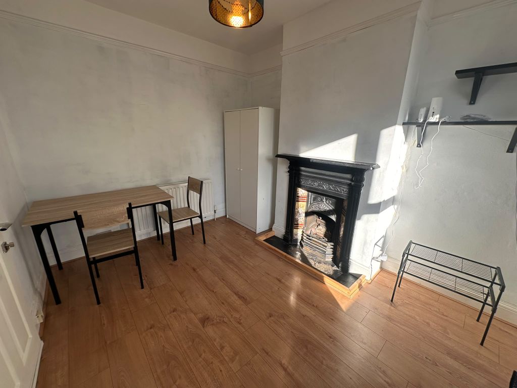 4 bed terraced house to rent, Watling Street, Stone DA2 photo 12