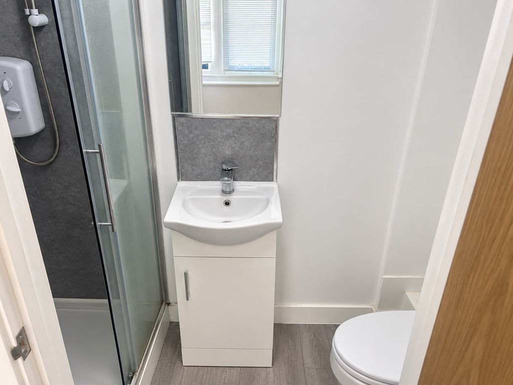 Studio to rent, Gilmore Road, London SE13 photo 5