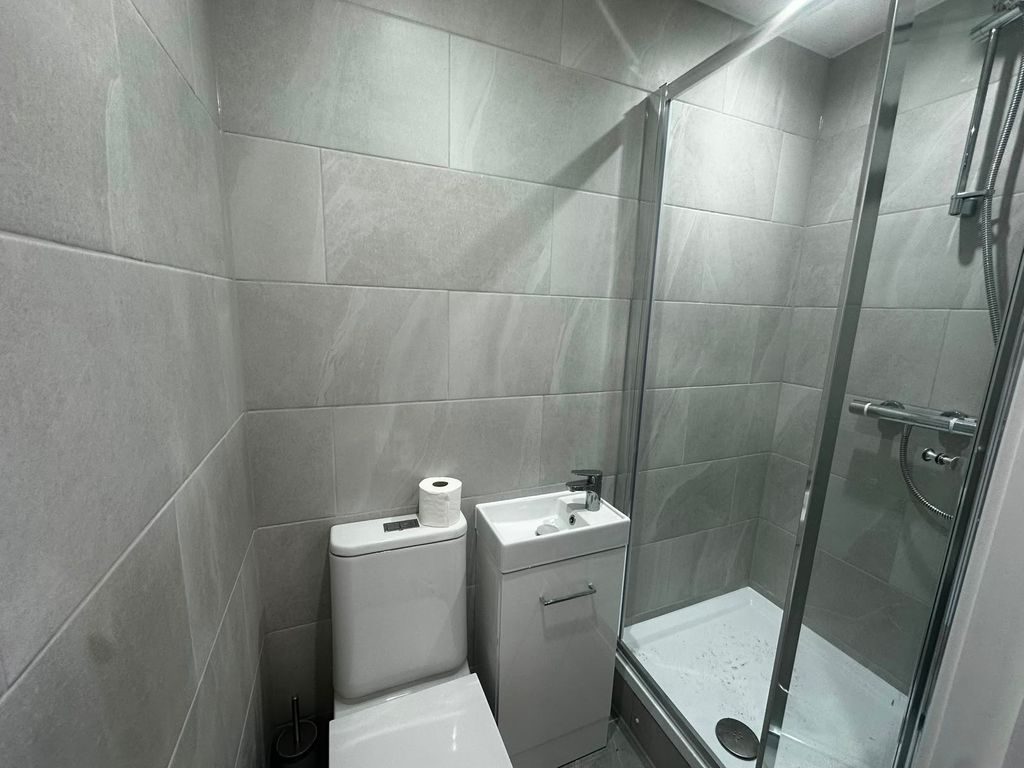 2 bed terraced house to rent, Brownhill Road, London SE6 photo 3