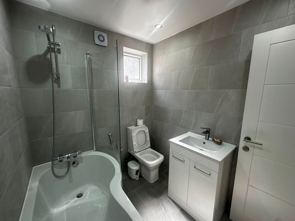 2 bed terraced house to rent, Brownhill Road, London SE6 photo 23