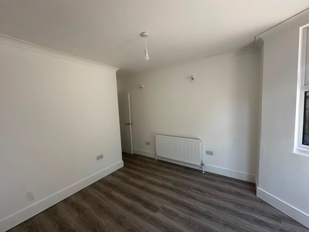2 bed terraced house to rent, Brownhill Road, London SE6 photo 13