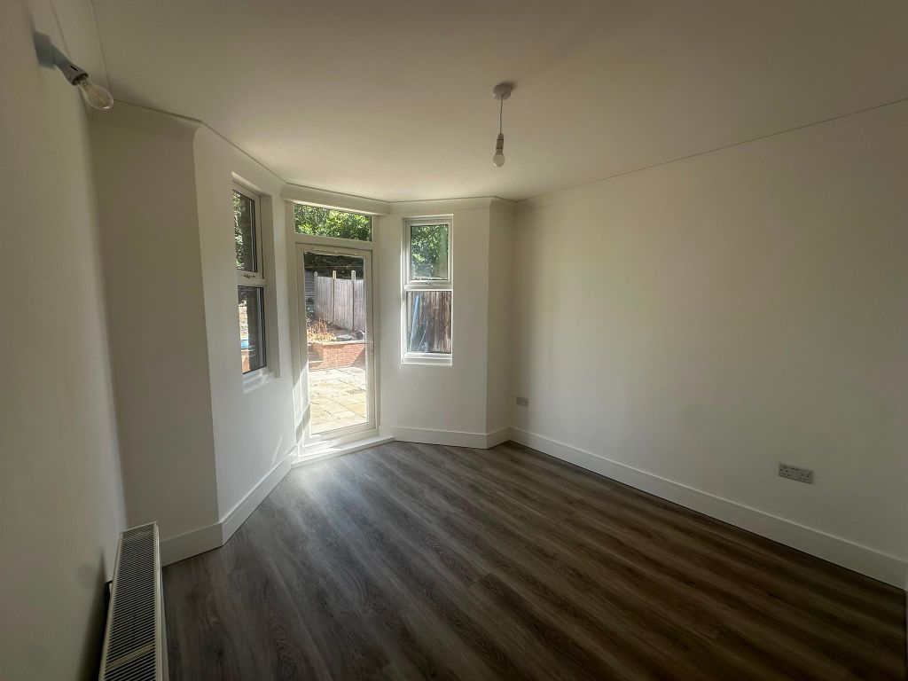 2 bed terraced house to rent, Brownhill Road, London SE6 photo 9