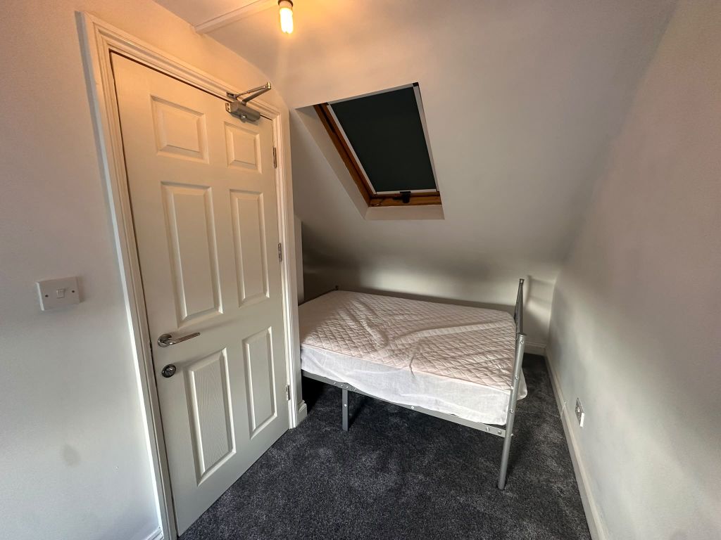 4 bed terraced house to rent, Watling Street, Stone DA2 photo 18