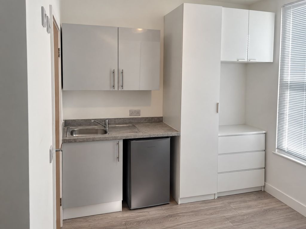 Studio to rent, Gilmore Road, London SE13 photo 6
