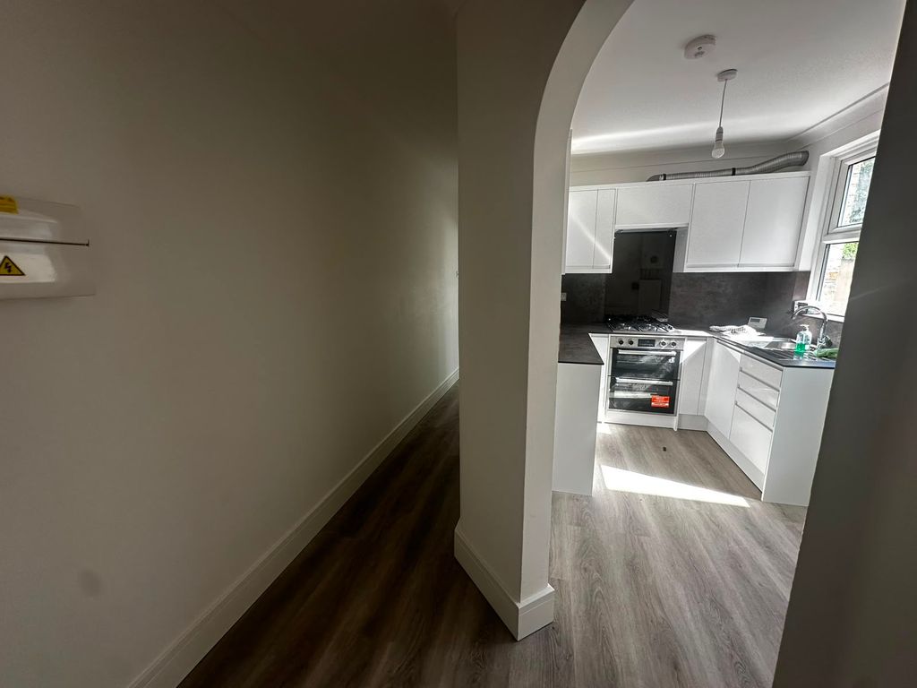 2 bed terraced house to rent, Brownhill Road, London SE6 photo 11
