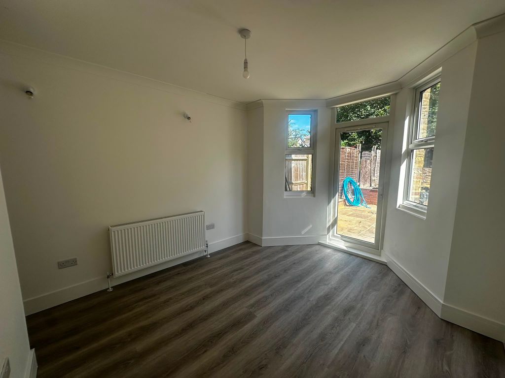 2 bed terraced house to rent, Brownhill Road, London SE6 photo 6