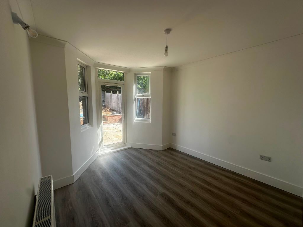 2 bed terraced house to rent, Brownhill Road, London SE6 photo 8
