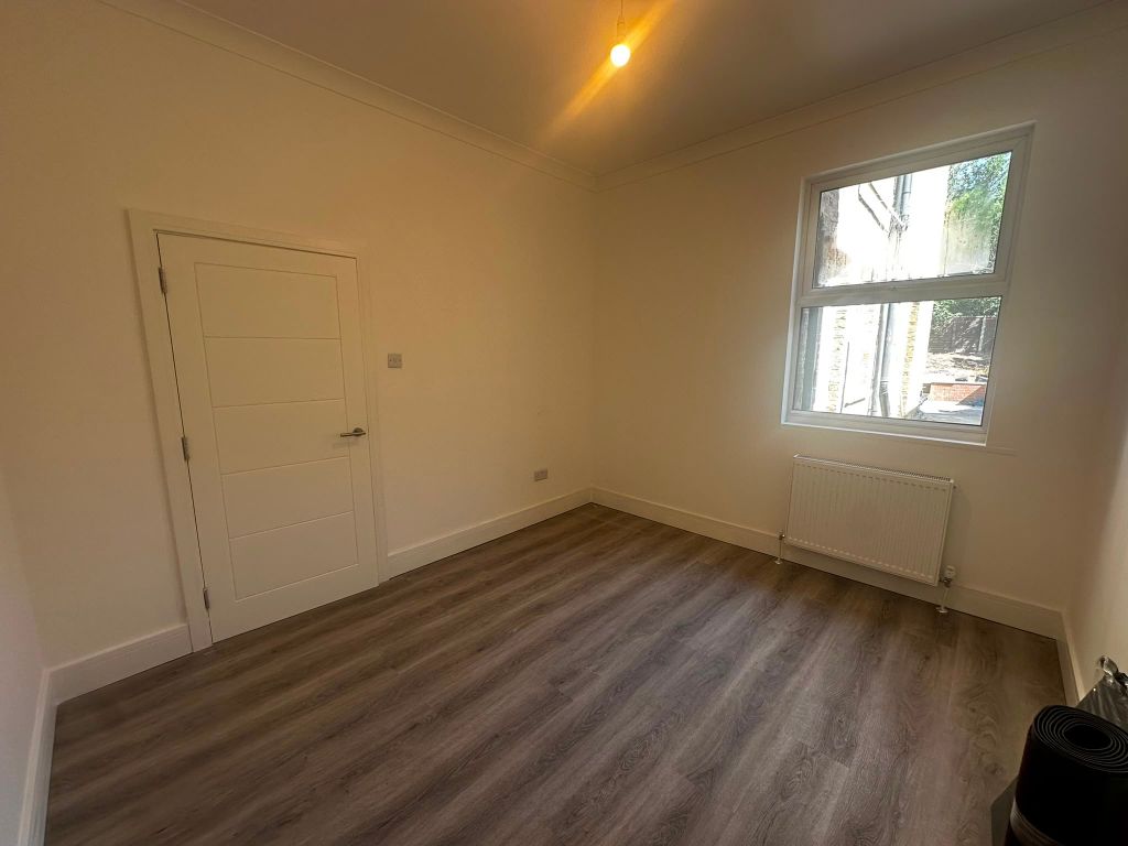 2 bed terraced house to rent, Brownhill Road, London SE6 photo 2