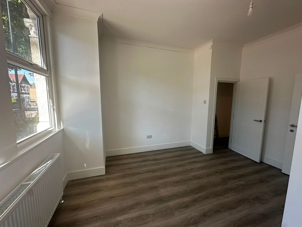 2 bed terraced house to rent, Brownhill Road, London SE6 photo 4