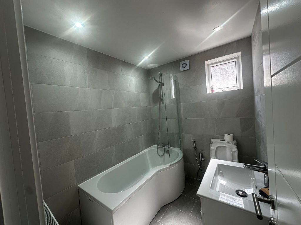 2 bed terraced house to rent, Brownhill Road, London SE6 photo 22