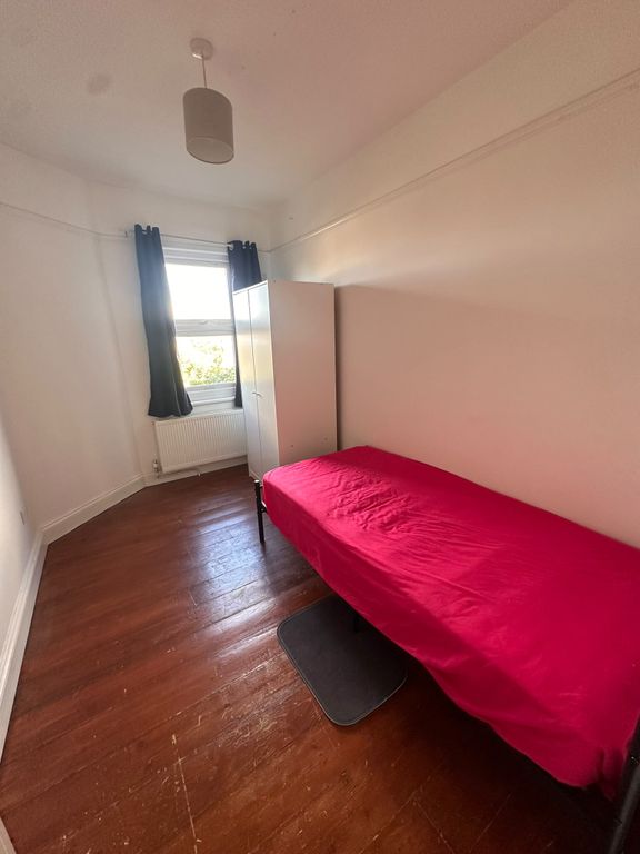 4 bed terraced house to rent, Watling Street, Stone DA2 photo 5