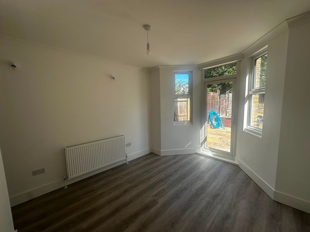 2 bed terraced house to rent, Brownhill Road, London SE6 photo 5