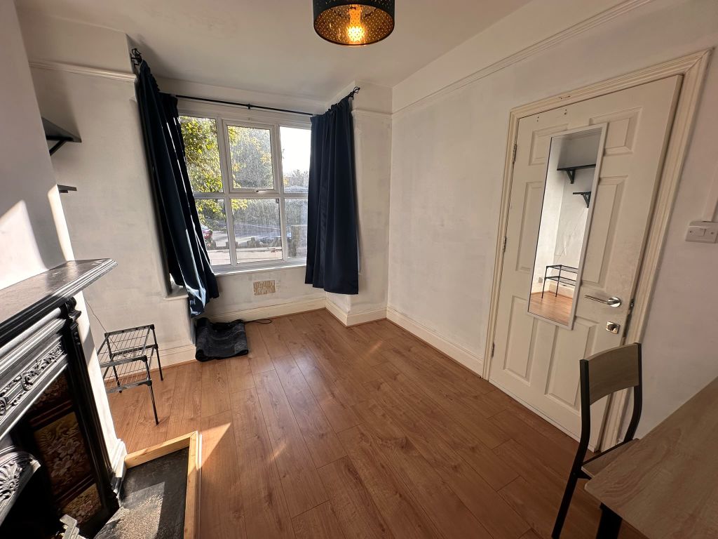 4 bed terraced house to rent, Watling Street, Stone DA2 photo 10